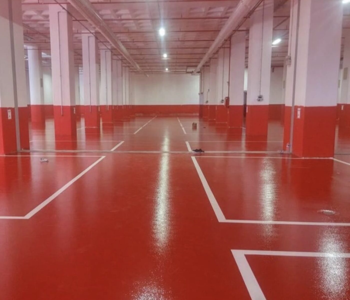 Kırmızı epoksi kaplı kapalı otopark